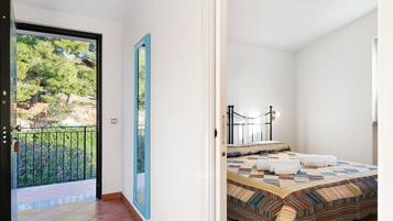 Tabla de planchar con plancha, wifi y ropa de cama