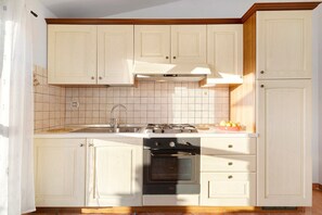 Refrigerador, horno, placa de cocina, utensilios de cocina