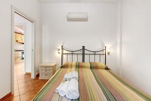 Een strijkplank/strijkijzer, wifi, beddengoed