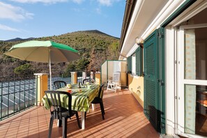 Outdoor dining - 'Carrubo' Apartment with Sea View, Wi-Fi and Air Conditioning (Ceriale)