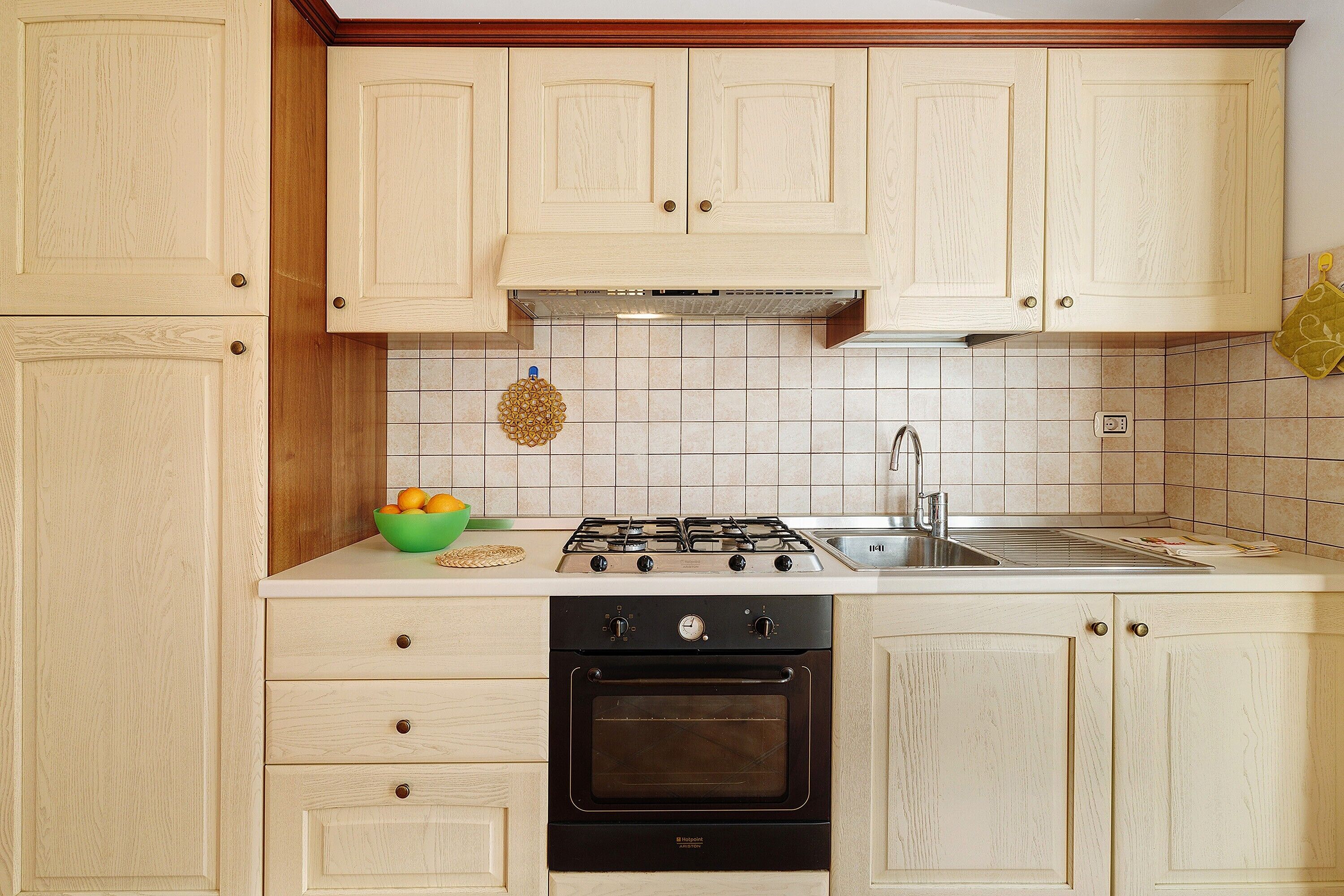 Fridge, oven, stovetop, cookware/dishes/utensils