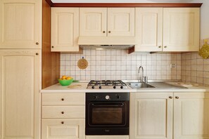 Kühlschrank, Ofen, Herdplatte, Kochgeschirr/Geschirr/Besteck