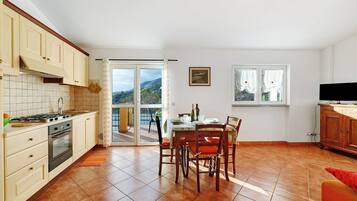 Frigorifero, forno, piano cottura, pentole/stoviglie/utensili