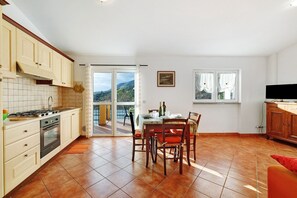 Fridge, oven, stovetop, cookware/dishes/utensils - 'Carrubo' Apartment with Sea View, Wi-Fi and Air Conditioning (Ceriale)