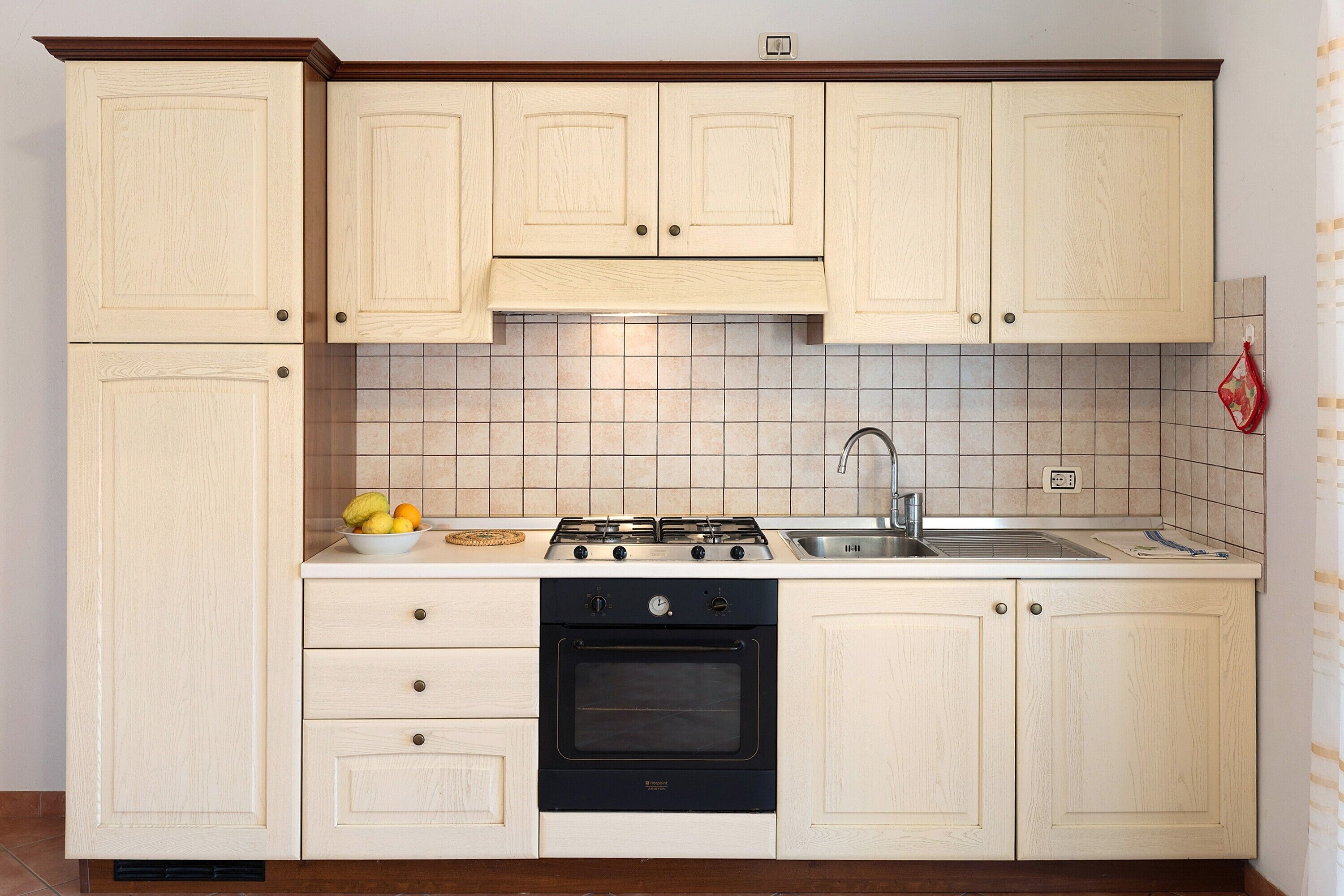 Kühlschrank, Ofen, Herdplatte, Kochgeschirr/Geschirr/Besteck