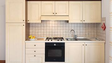 Refrigerador, horno, parrilla de estufa y utensilios de cocina