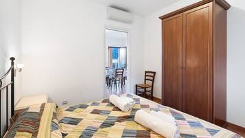 Tabla de planchar con plancha, wifi y ropa de cama