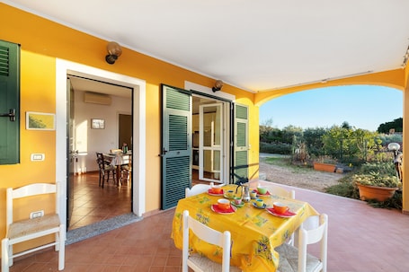 Outdoor dining. Apartment 'Ginepro' with Mountain View, Wi-Fi and Air Conditioning