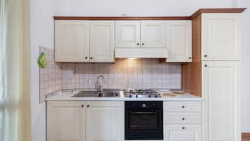 Frigorifero, forno, piano cottura, pentole/stoviglie/utensili