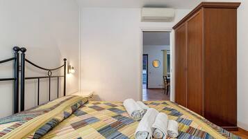 Tabla de planchar con plancha, wifi y ropa de cama