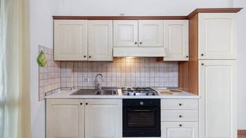 Réfrigérateur, four, plaque de cuisson