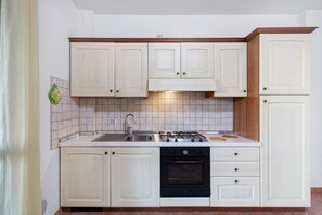 Kühlschrank, Ofen, Herdplatte, Kochgeschirr/Geschirr/Besteck