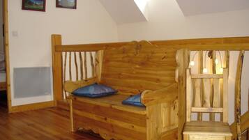 4 bedrooms, iron/ironing board, WiFi