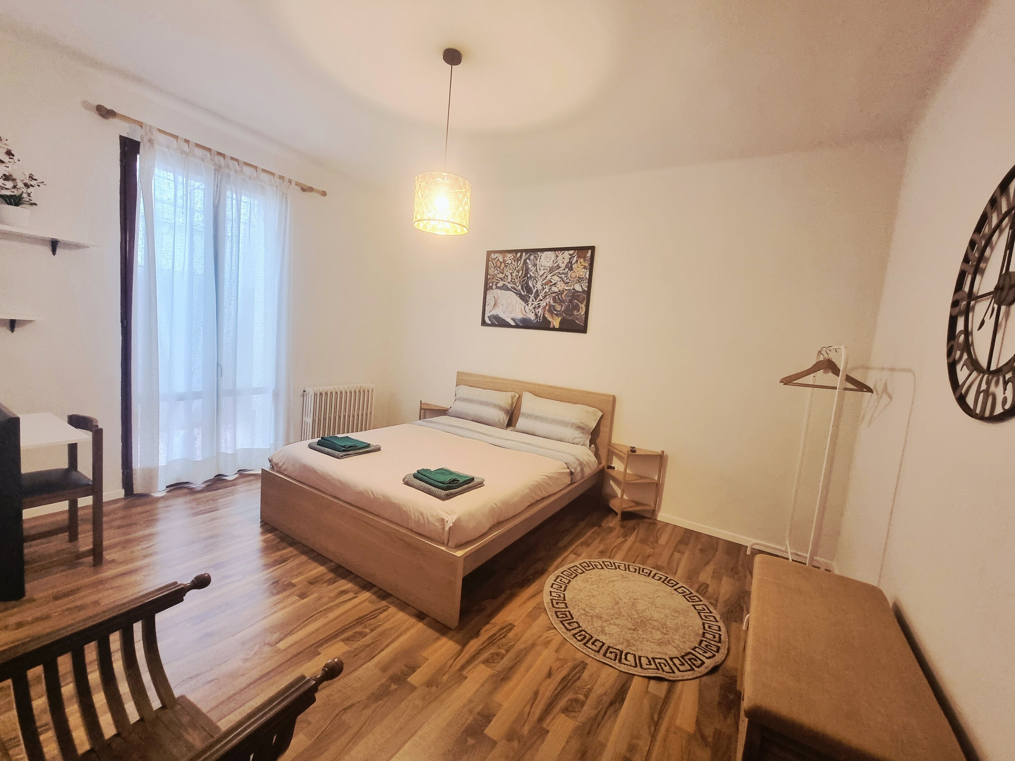 2 bedrooms, desk, WiFi, bed sheets