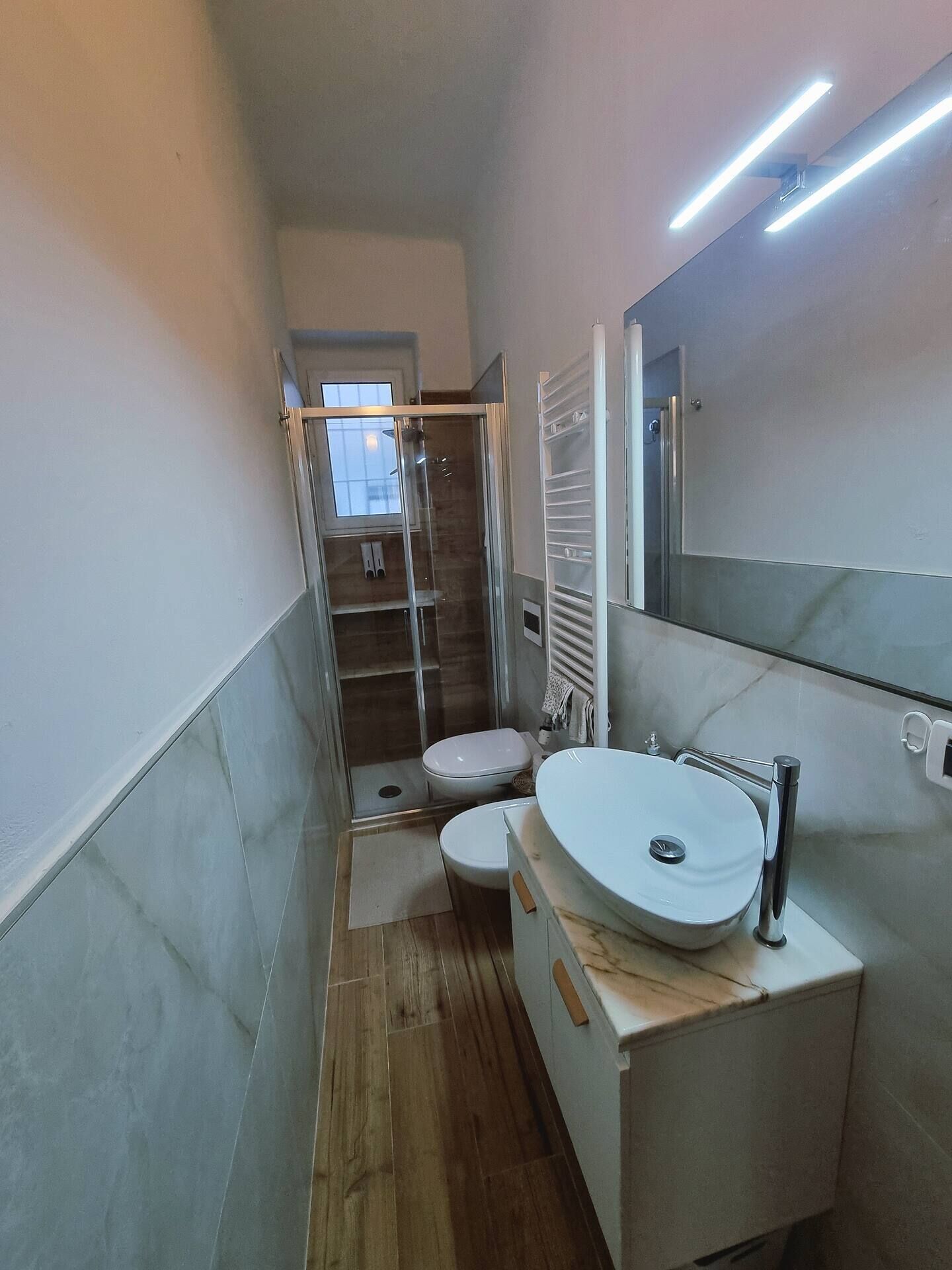 Dusche, Haartrockner, Bidet, Handtücher