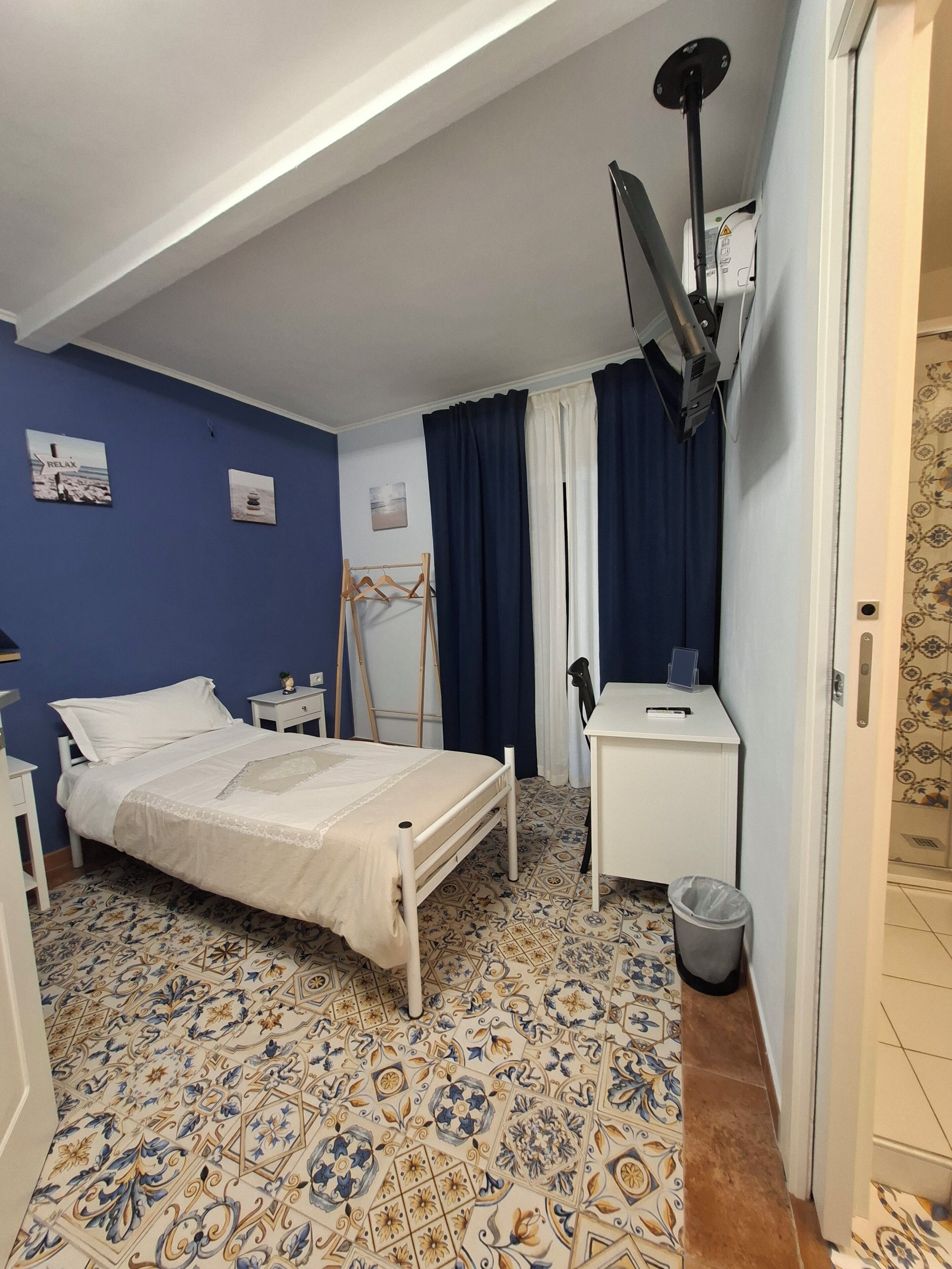 Deluxe Single Room, Balcony | Desk, laptop workspace, blackout drapes, soundproofing