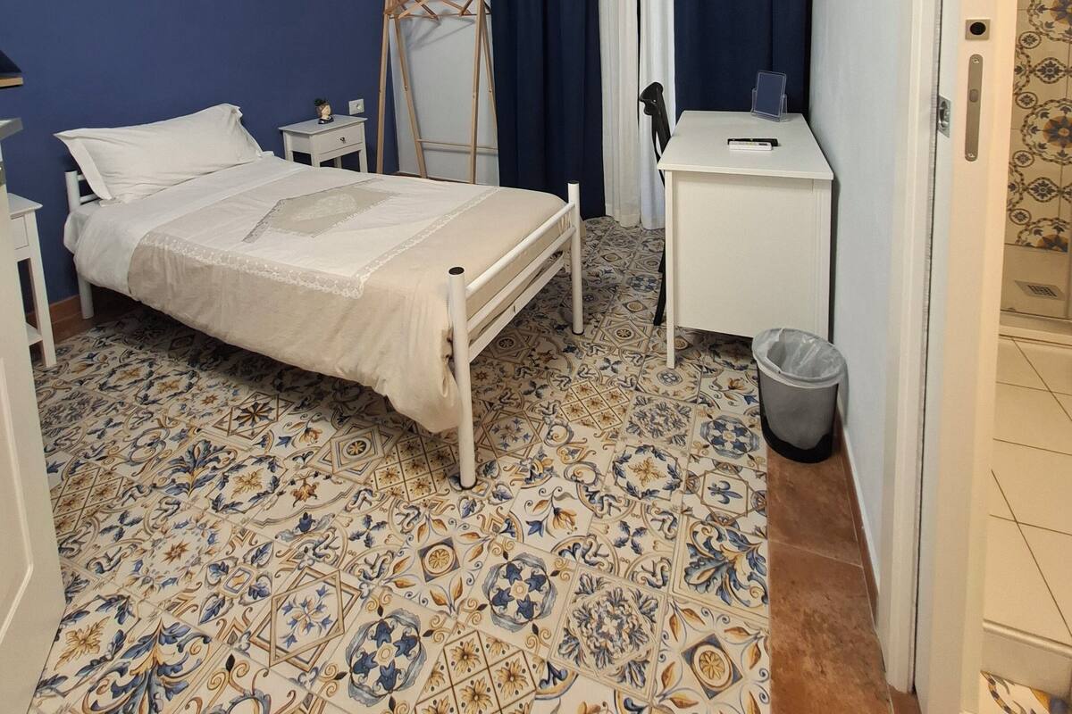 Deluxe Single Room, Balcony | Desk, laptop workspace, blackout drapes, soundproofing