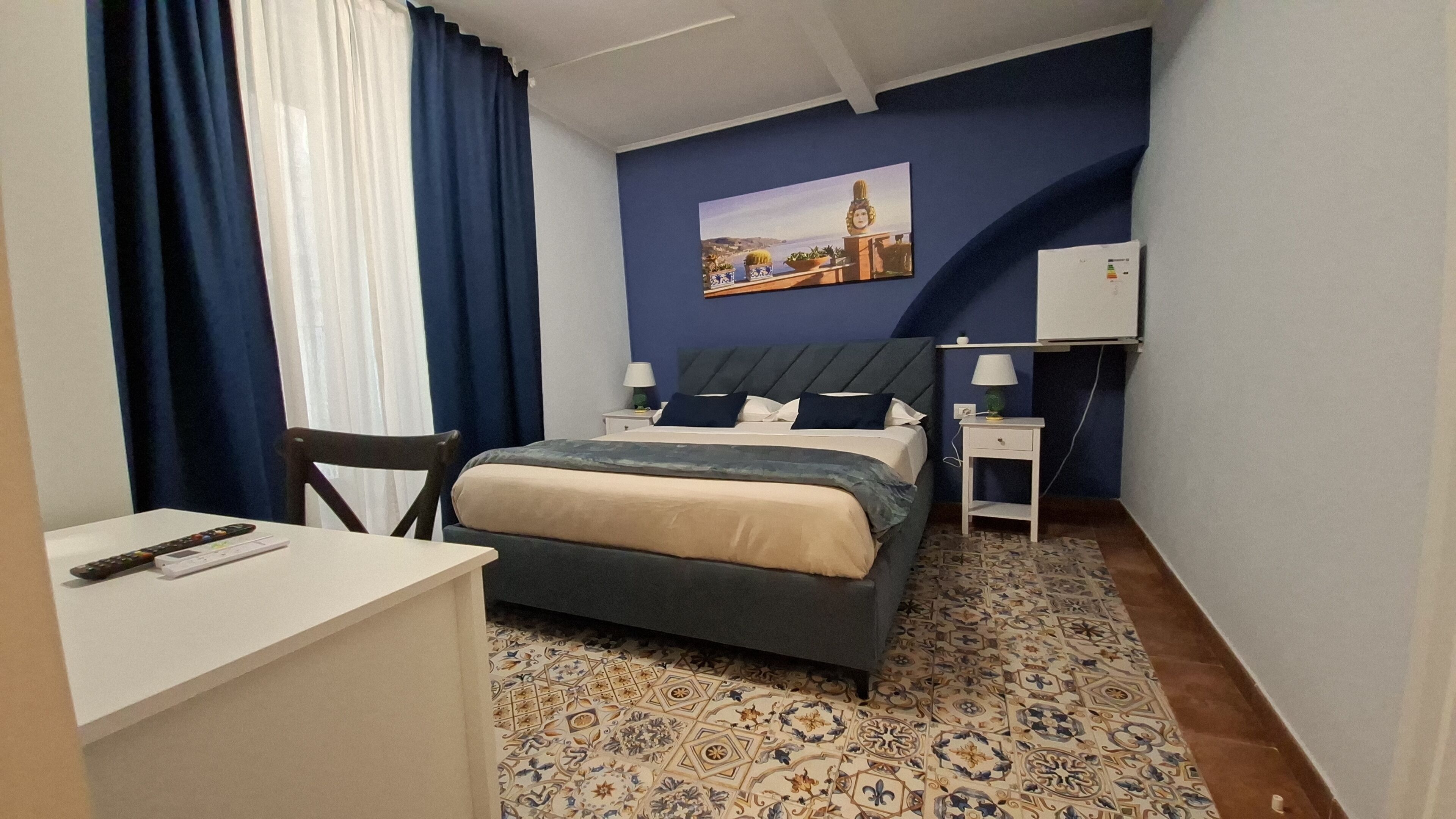 Schreibtisch, laptopgeeigneter Arbeitsplatz, Verdunkelungsvorhänge