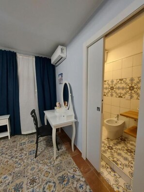 Shower, hair dryer, towels, soap - B&B Piazza Mazzini (CATANIA)