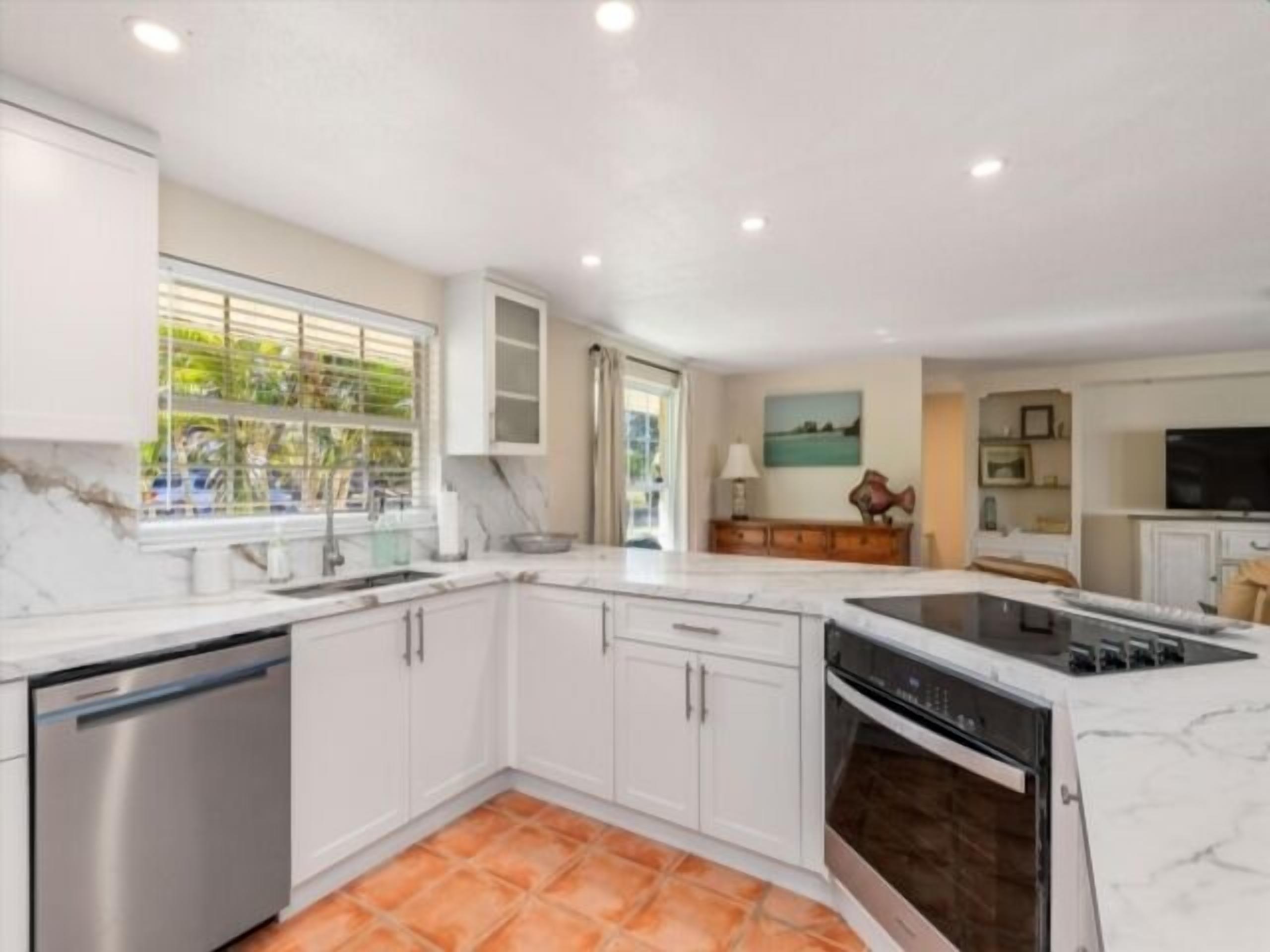 Réfrigérateur, micro-ondes, plaque de cuisson, lave-vaisselle