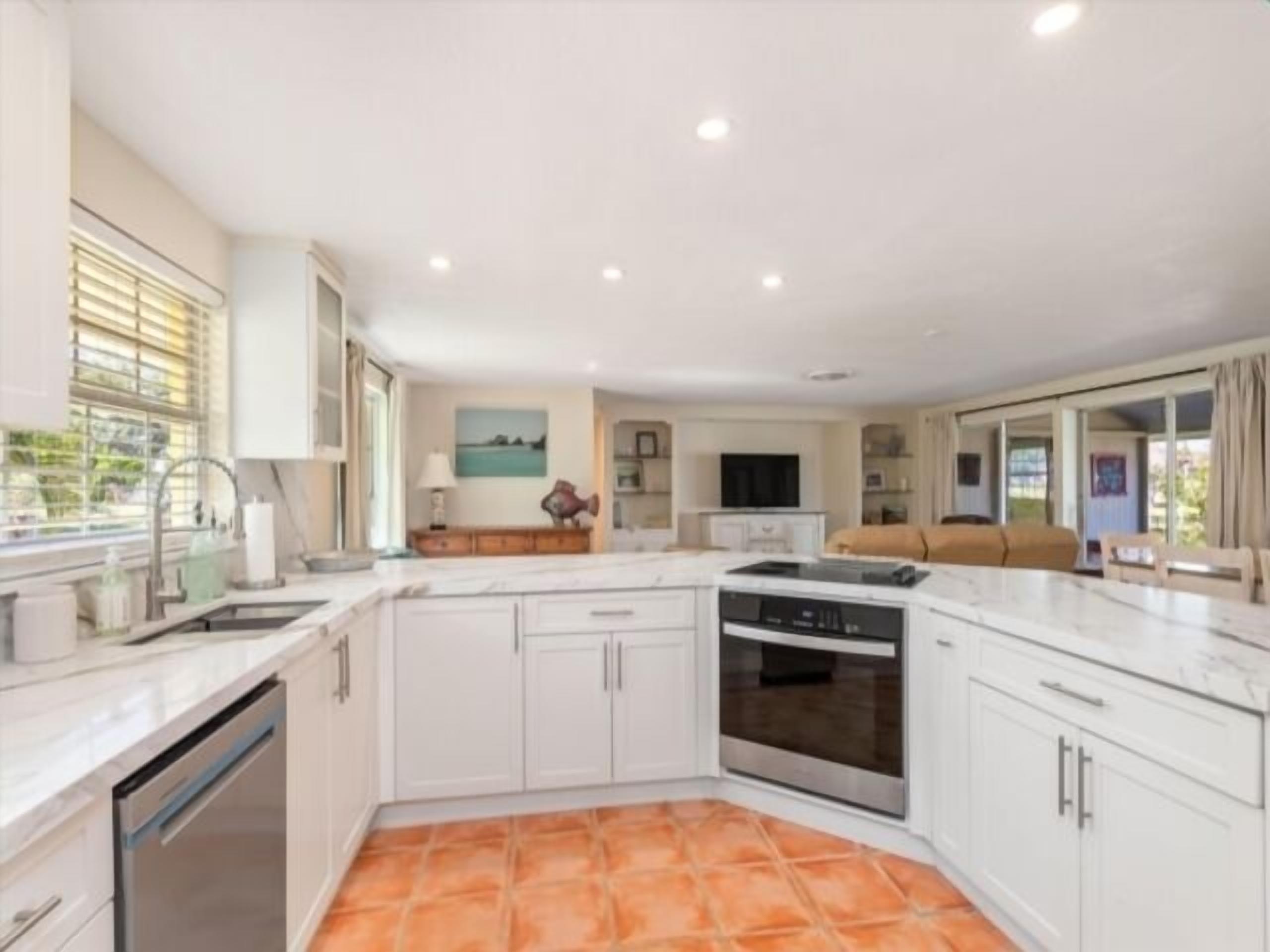 Kjøleskap, mikrobølgeovn, kokeplater og oppvaskmaskin