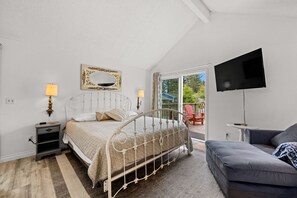 3 bedrooms, iron/ironing board, travel cot, free WiFi - Quiet 3BR Retreat, EV Charger, Fenced Yard (Tide) (Westport)