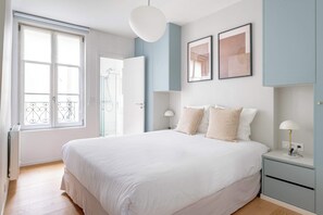 2 bedrooms, iron/ironing board, WiFi, bed sheets - Beautiful Home Steps from Bon Marché (Paris)