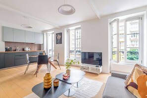 TV - Beautiful Home Steps from Bon Marché (Paris)