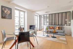 TV - Beautiful Home Steps from Bon Marché (Paris)