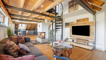 Una televisión, una chimenea