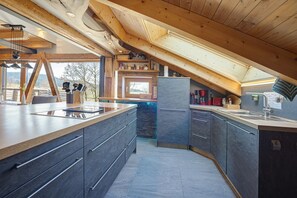 Fridge, oven, stovetop, dishwasher