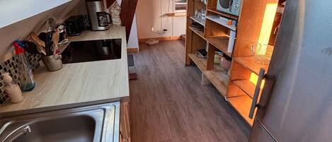 Réfrigérateur, micro-ondes, four, plaque de cuisson