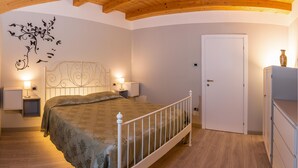 Room - Charming apartment with private parking near the Cremona Racing Circuit (Casteldidone)