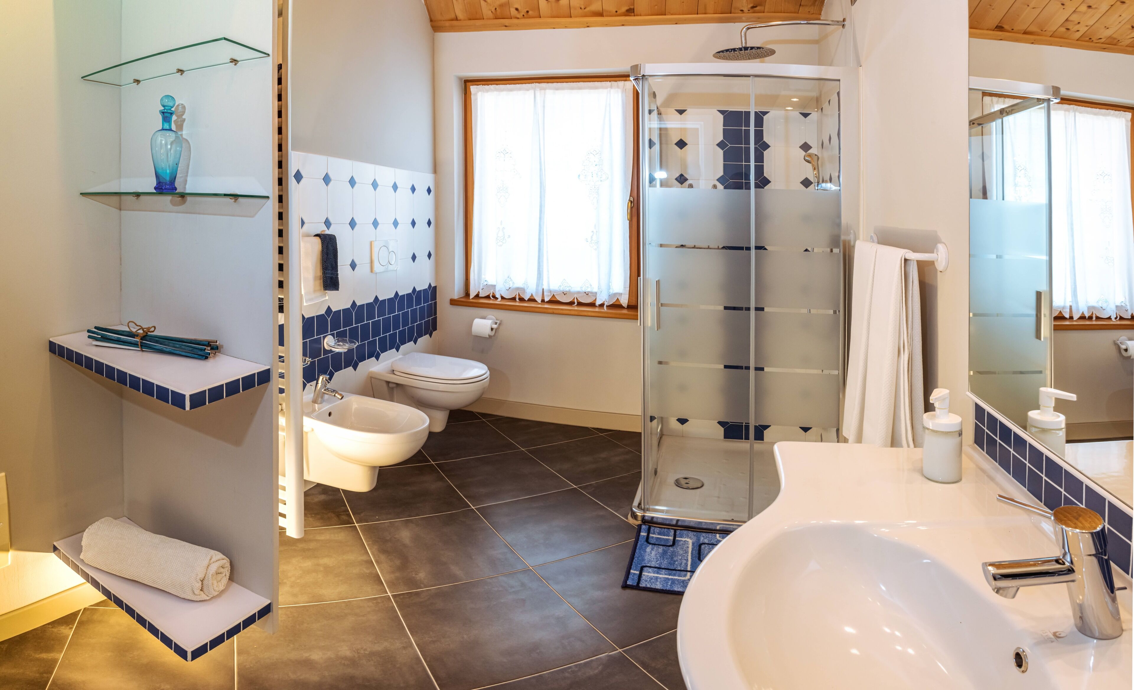 Douche, articles de toilette écologiques, séchoir à cheveux, bidet