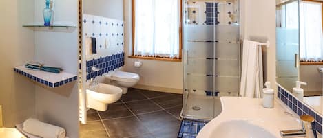 Douche, articles de toilette écologiques, sèche-cheveux, bidet