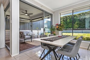 Dining - Reef Retreat Modern Beach HouseSanctuary (Port Noarlunga)