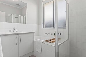 Hair dryer, towels - Reef Retreat Modern Beach HouseSanctuary (Port Noarlunga)