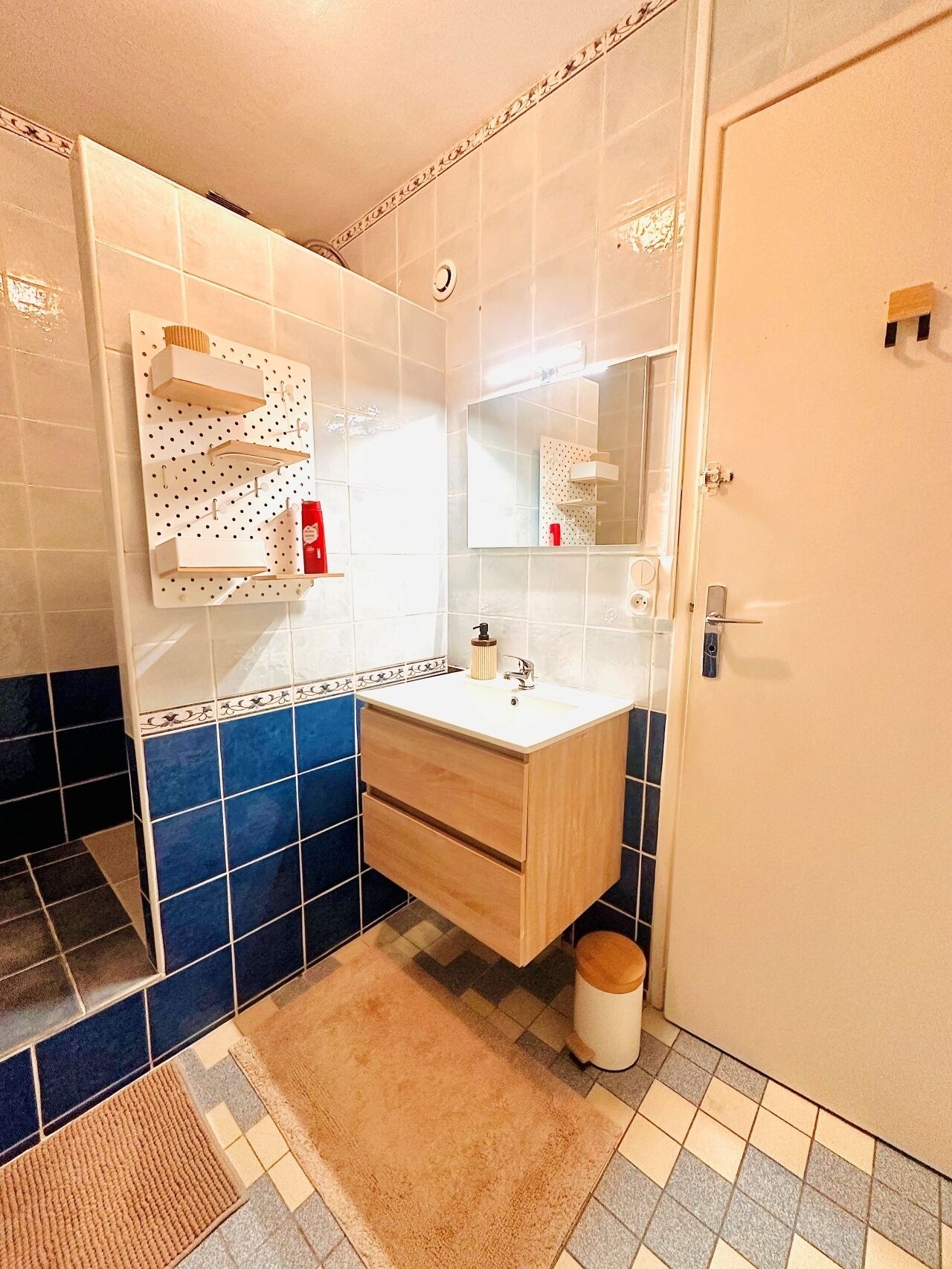 Dusj, håndklær, såpe og toalettpapir