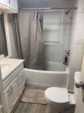 Shower, towels, soap, toilet paper - 3BR/2BA ranch home in Dallas, GA on spacious lot - great for groups! (Dallas)