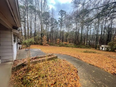 3BR/2BA ranch home in Dallas, GA on spacious lot - great for groups!