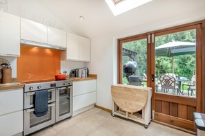 Mikrowelle, Ofen, Geschirrspüler, Kochgeschirr/Geschirr/Besteck