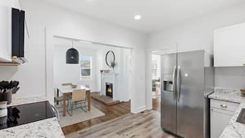 Geladeira, micro-ondas, fogão, cooktop