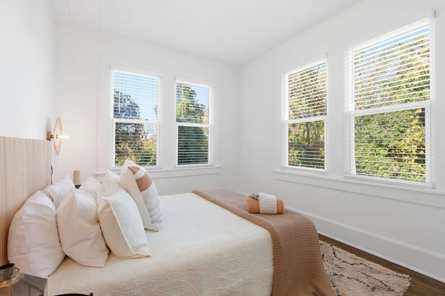 Tabla de planchar con plancha, wifi y ropa de cama 