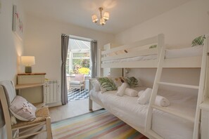 Silitysrauta/-lauta, ilmainen Wi-Fi, vuodevaatteet