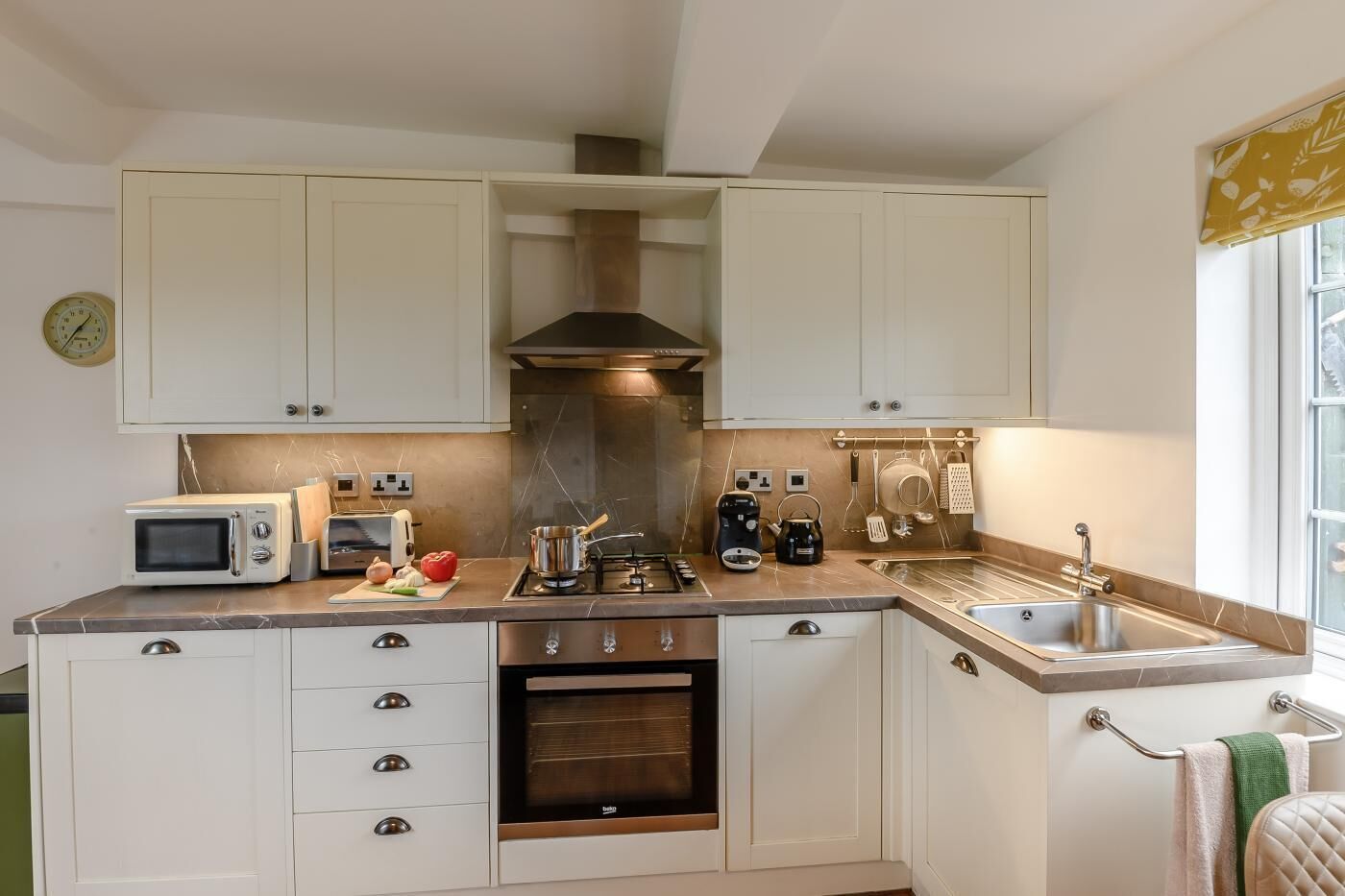 Micro-ondes, four, lave-vaisselle, chaise haute