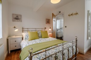 Iron/ironing board, travel cot, free WiFi, bed sheets - 1 Bed in Hinderwell (oc-wa067) (Port Mulgrave)
