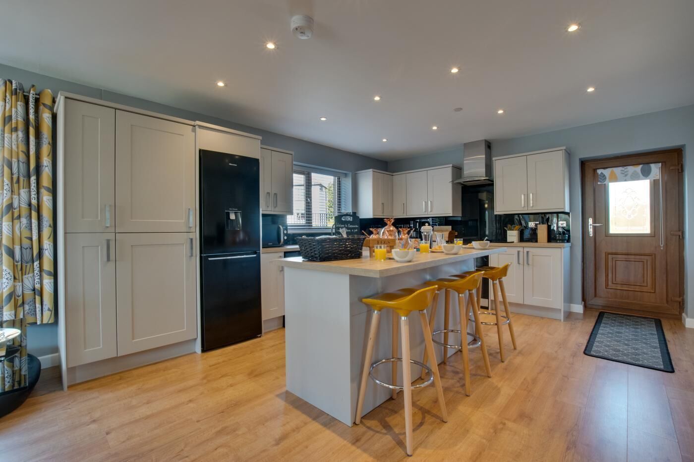 Micro-ondes, four, lave-vaisselle, chaise haute