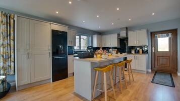 Micro-ondes, four, lave-vaisselle, chaise haute