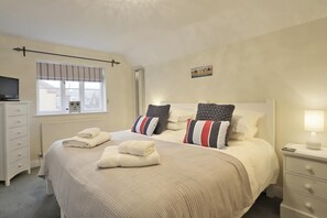 3 habitaciones, tabla de planchar con plancha y cuna de viaje 