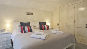 3 habitaciones, tabla de planchar con plancha y cuna de viaje 